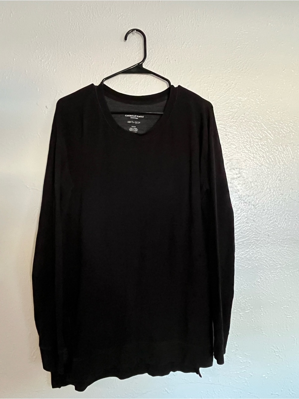 American Eagle Outfitters Black Long-Sleeve Crew Tee